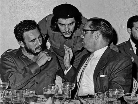  Foto de archivo de 1960, el héroe revolucionario cubano Ernesto Che Guevara, el líder cubano Fidel Castro, se fue y el presidente cubano Osvaldo Dort