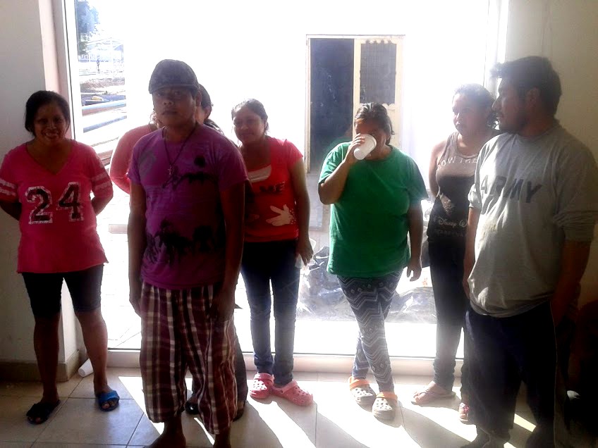 Los jornaleros restacados en un campo agrícola de Matamoros, están desesperados por volver a casa.