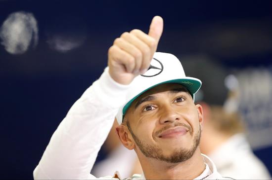 Lewis Hamilton logró la 'pole' en el circuito de Yas Marina
