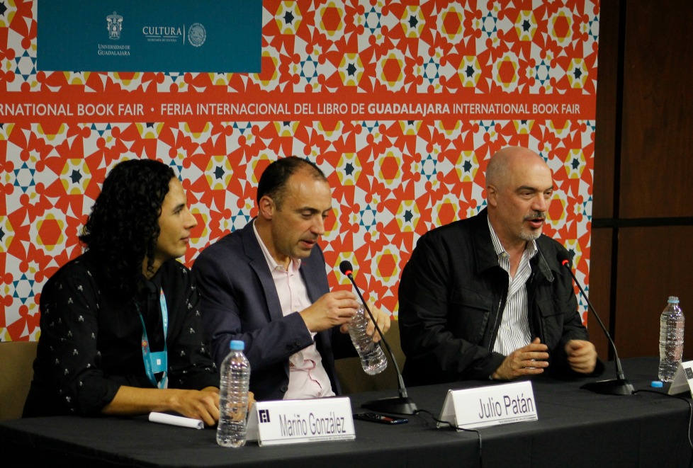 Mariño González, Julio Patán y Carlos Puig durante la charla.  