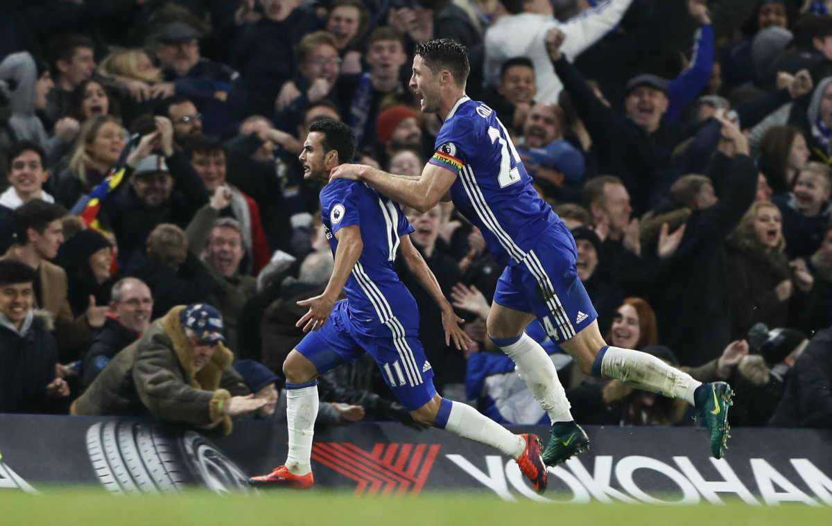 Pedro festeja con Cahill el primer gol del Chelsea