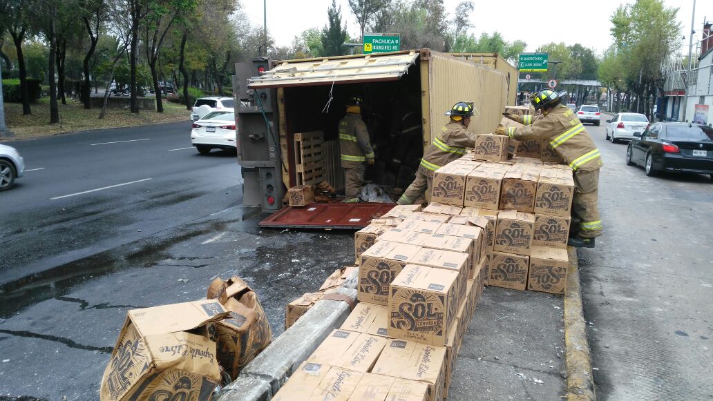El tráiler volcó en un carril de Circuito Interior, por lo que la circulación resultó afectada. 