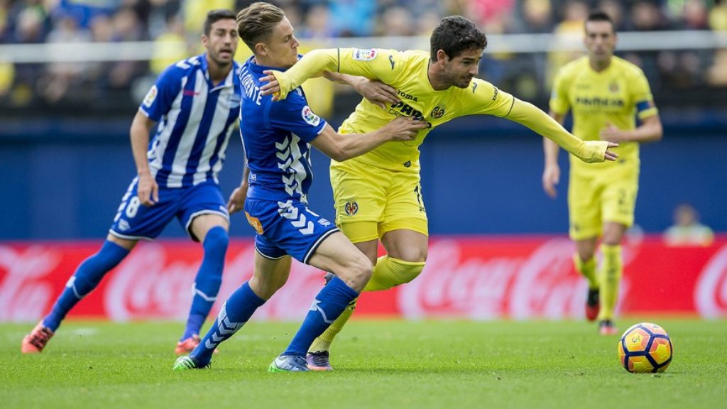 Alexandre Pato luchando el esférico ante el defensa del Alavés. 