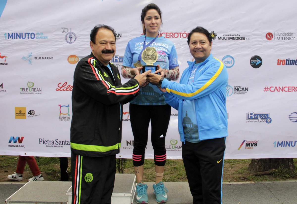 Armando Ahued y el Doctor Abelardo Meneses entregan el trofeo al segundo lugar femenil