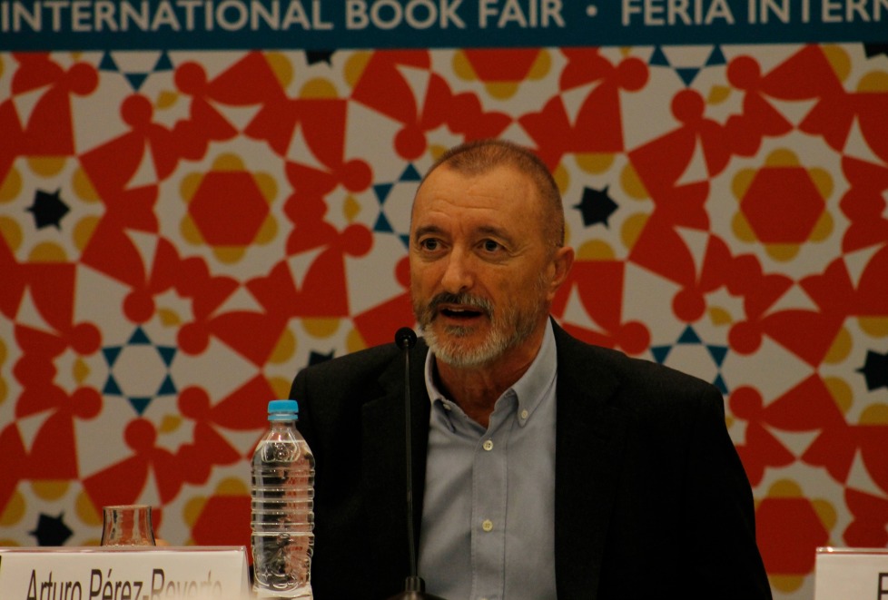 El escritor español Arturo Pérez Reverte estuvo en la FIL para presentar su novela Falcó. 