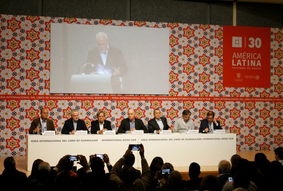 Escritores y políticos compartieron estrado para hablar de la obra de Krauze.