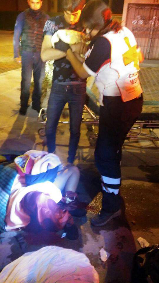 La joven e ya no pudo soportar más y entró en labor de parto en plena calle.