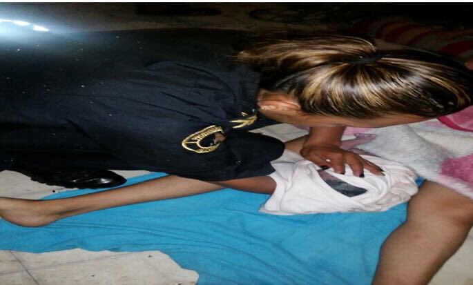 La uniformada apoyó en la labor de parto de un niño.