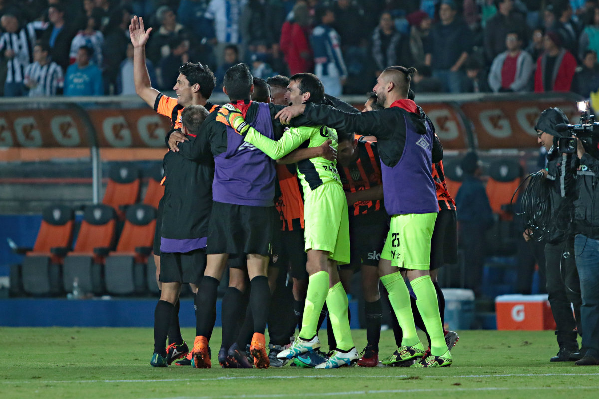 Necaxa festeja tras su pase a semifinales de la Liga MX