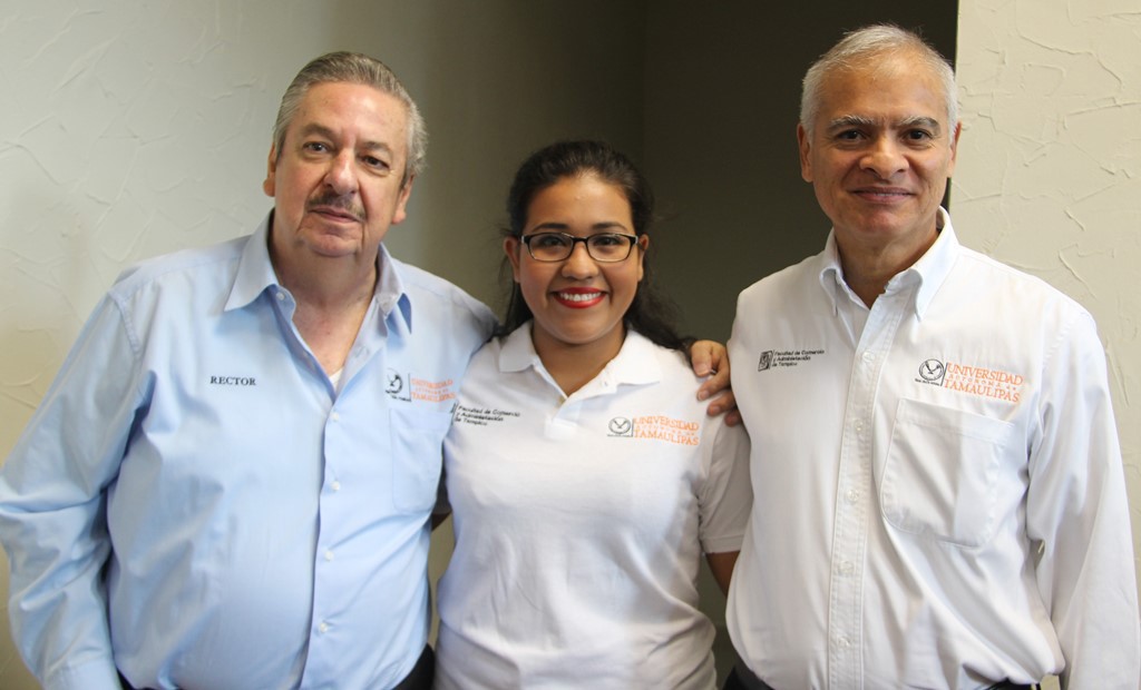 Ana Karen Andrade junto al rector de la UAT Enrique Etienne y el director de la FCAT, Oscar Iduarte.
