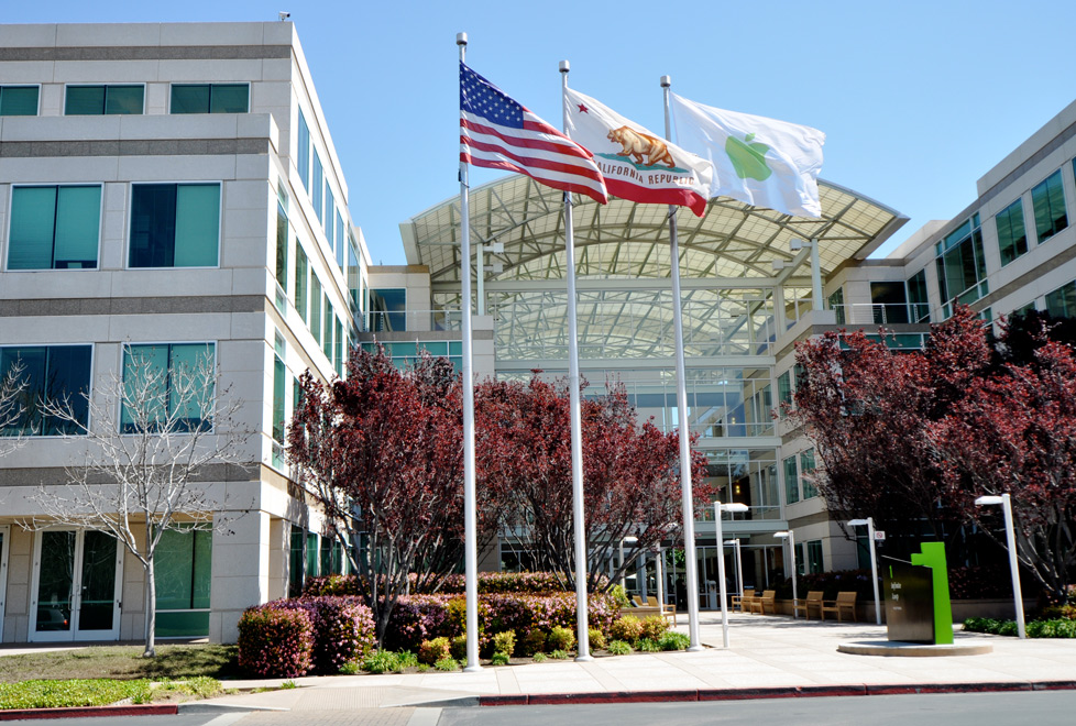 Apple ya vio sus márgenes afectados porque dos terceras partes de sus ventas son fuera de EU.