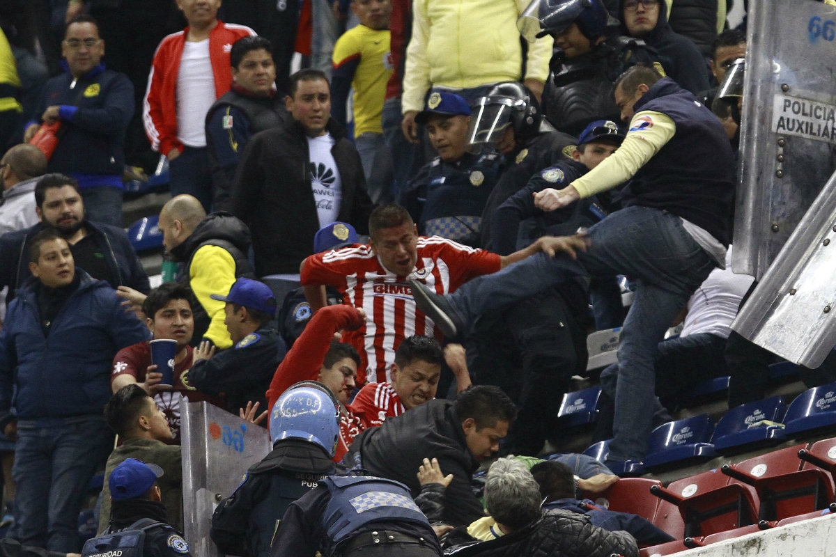 Conato de bronca en el partido de ida del Clásico Nacional en liguilla