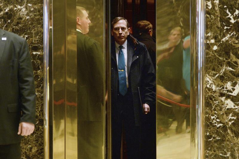 El ex director de la Agencia Central de Inteligencia, David Petraeus, en el vestíbulo de la Torre Trump, en Nueva York.