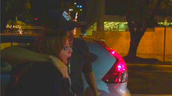 Enrique Iglesias se bajó del auto para tomarse fotos con una pareja. 