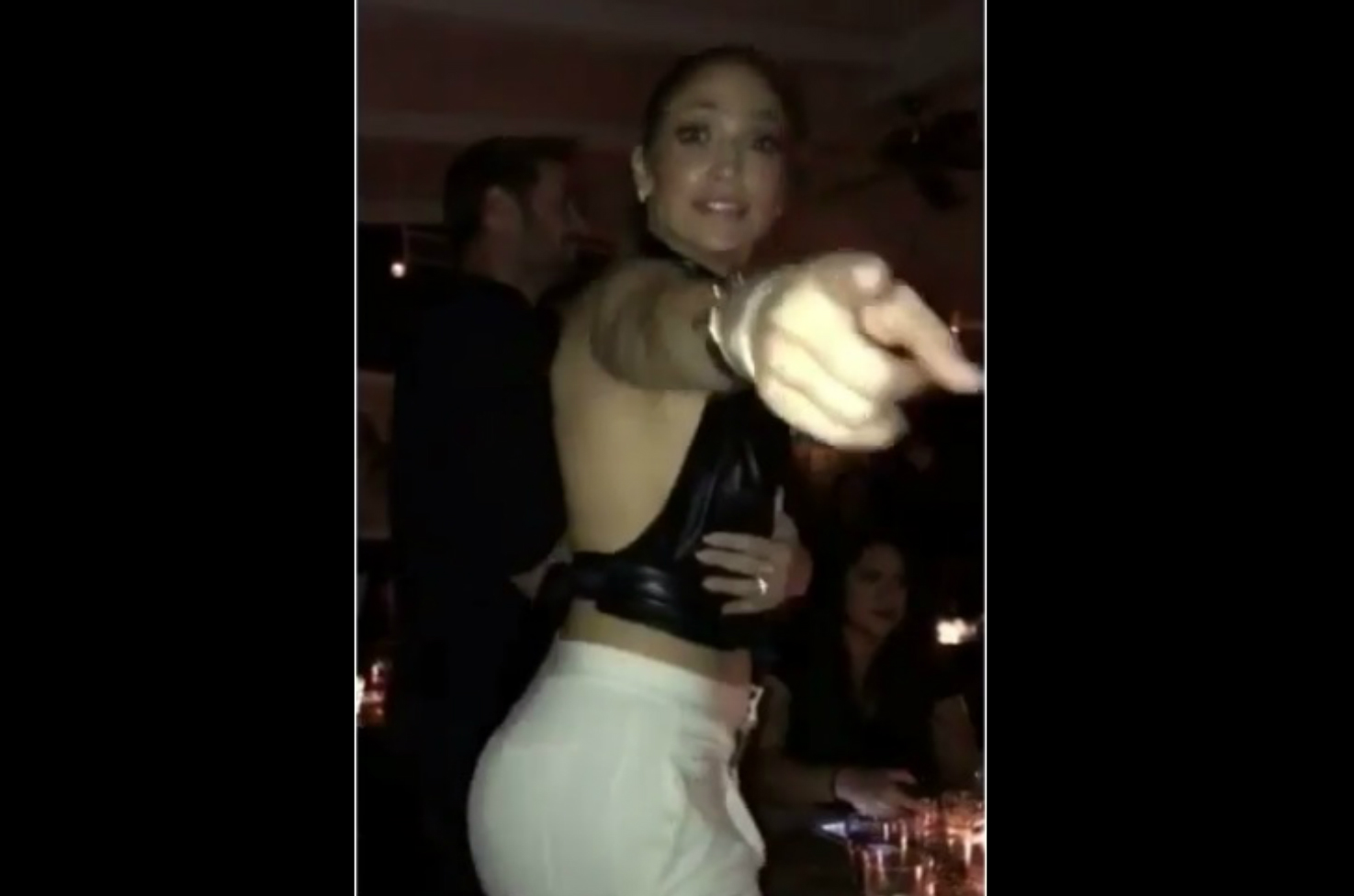 Jennifer Lopez 'enamora' con sensual baile.