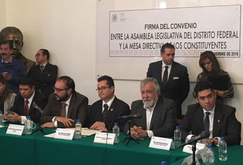 Los presidentes de la Asamblea Legislativa y de la Constituyente, Leonel Luna y Alejandro Encinas (al centro), respectivamente, firmaron un convenio d