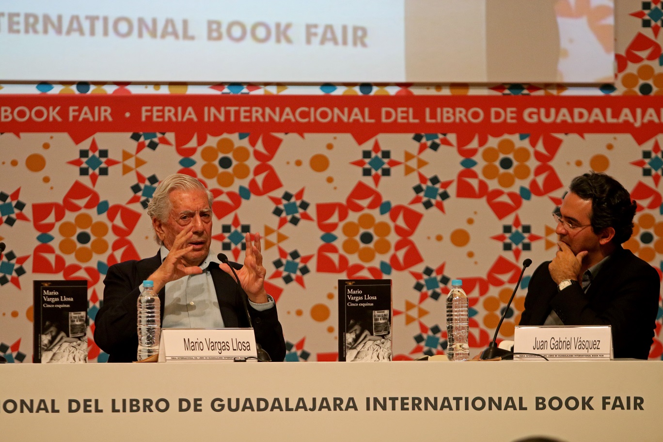  Vargas Llosa presenta Cinco Esquinas en la FIL 2016
