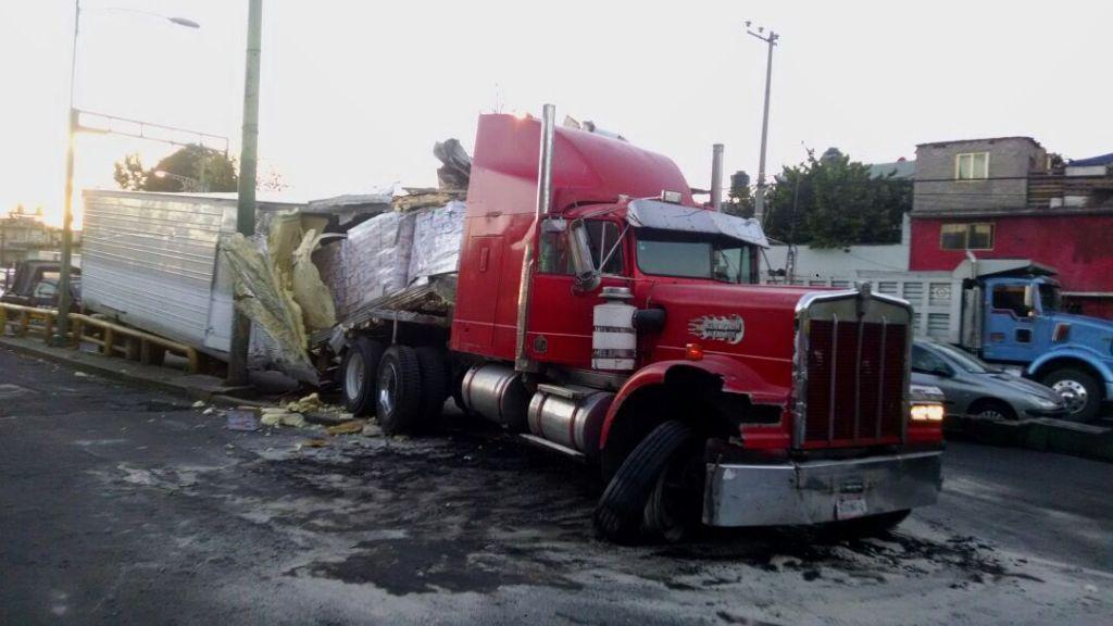 Las autoridades detuvieron al conductor por el presunto robo del tractor.