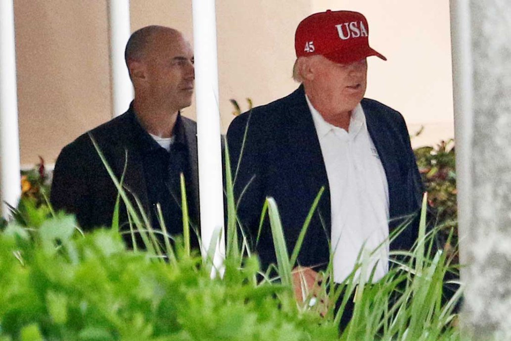 Donald Trump usó el nuevo modelo de gorra cuando salía de su exclusivo club de Florida. 