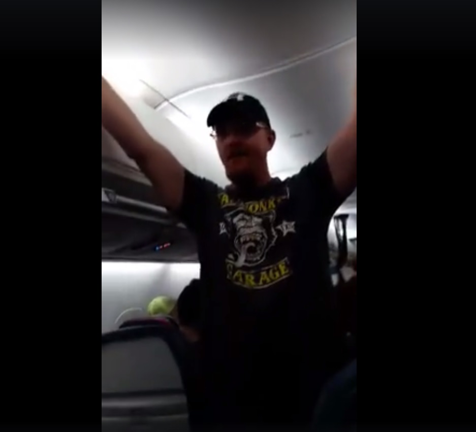 El hombre comenzó a insultar a los pasajeros del vuelo de Delta Airlines.