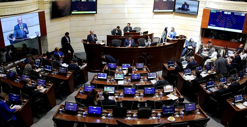El jefe del equipo negociador del gobierno colombiano en los diálogos de paz con las FARC, Humberto de la Calle en la sesión plenaria ante el Senado, 