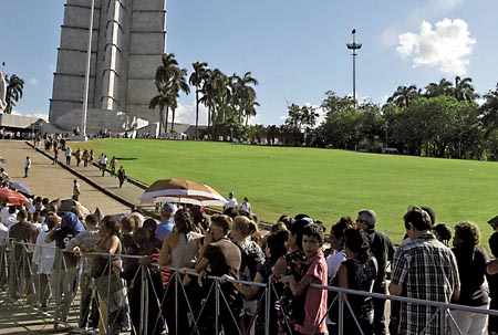 Miles de cubanos no dudaron en hacer largas colas bajo el sol habanero para rendir homenaje a su histórico líder en la Plaza de la Revolución.