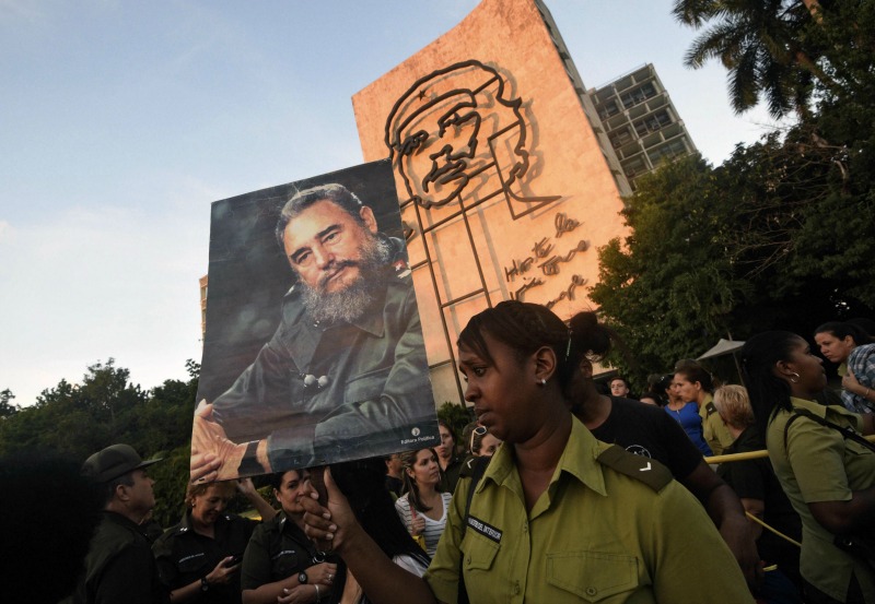 En la Plaza de la Revolucíon miles de personas se dieron cita para homenajear a Fidel Castro.