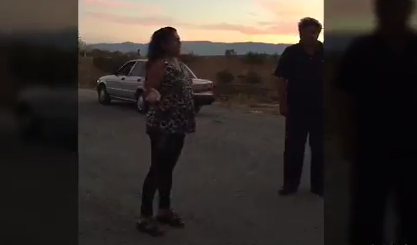 En el vídeo la mujer reclama directamente a los integrantes del Codedi, por bloquear la carretera Oaxaca-Puerto Escondido.