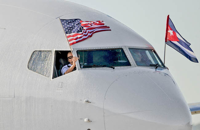 El arribo del primer vuelo comercial de EU a Cuba en 50 años; el avión de American Airlines aterrizó antier en La Habana. 