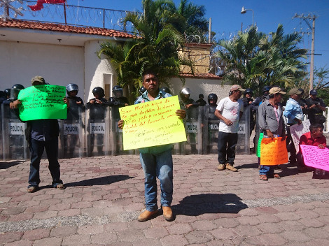 Buscan reunirse con el gobernador de Guerrero, Héctor Astudillo para que interceda ante la titular de Sedatu, Rosario Robles para que construyan las v