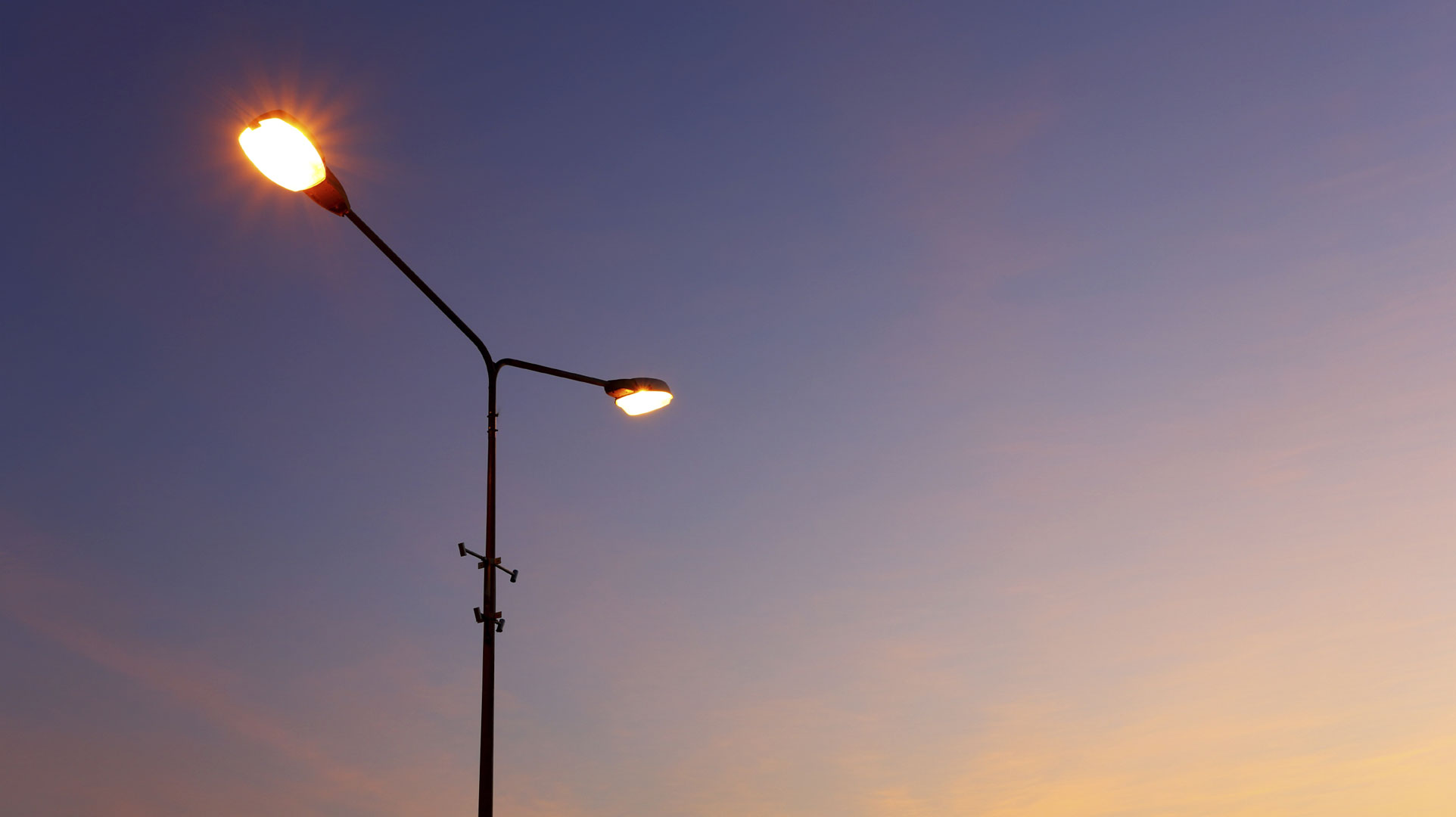 Cambiaron luminarias de 250 watts por lámparas ahorradoras de 100 watts tipo LED.