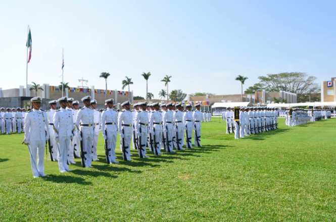 El Cuerpo de Cadetes de la Heroica Escuela Naval Militar desfiló en honor de los altos funcionarios que tomaron protesta.