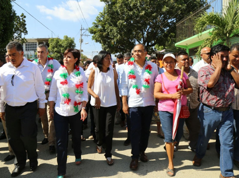 El gobernador de Guerrero, Héctor Astudillo y la titular de Sedatu, Rosario Robles, recorrieron la calle 10 de la colonia Emiliano Zapata, donde fuero