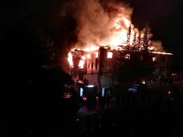 El incendio en la residencia estudiantil se debió a un corto circuito en el lugar.