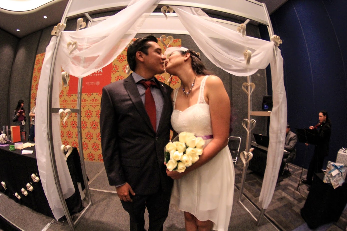 Los novios además de sellar su amor como pareja, sellaron su amor por la literatura.