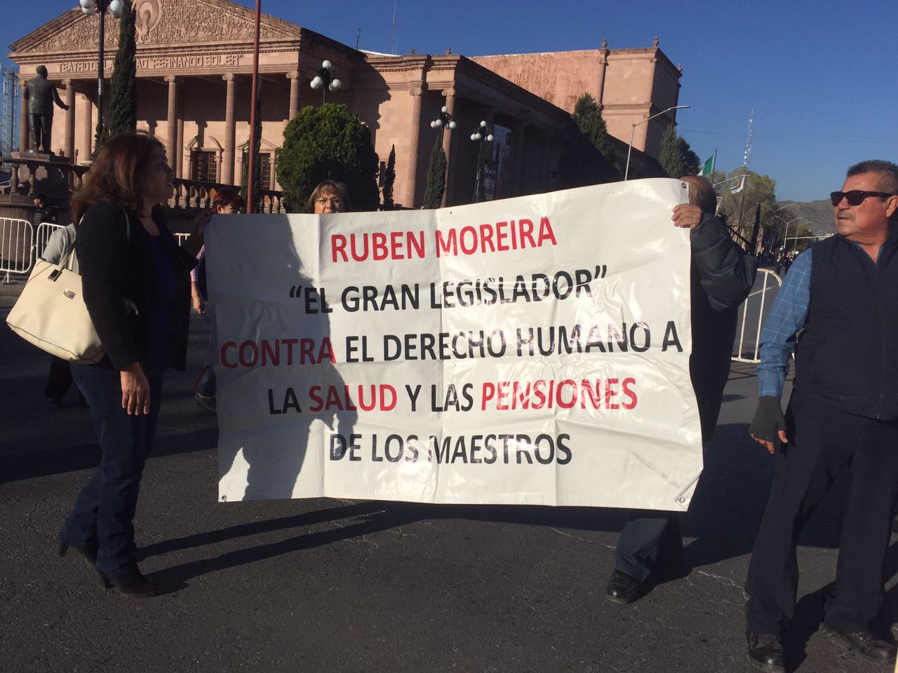 En el Palacio Legislativo en Saltillo, miembros de la Coalición de Jubilados se manifestaron.