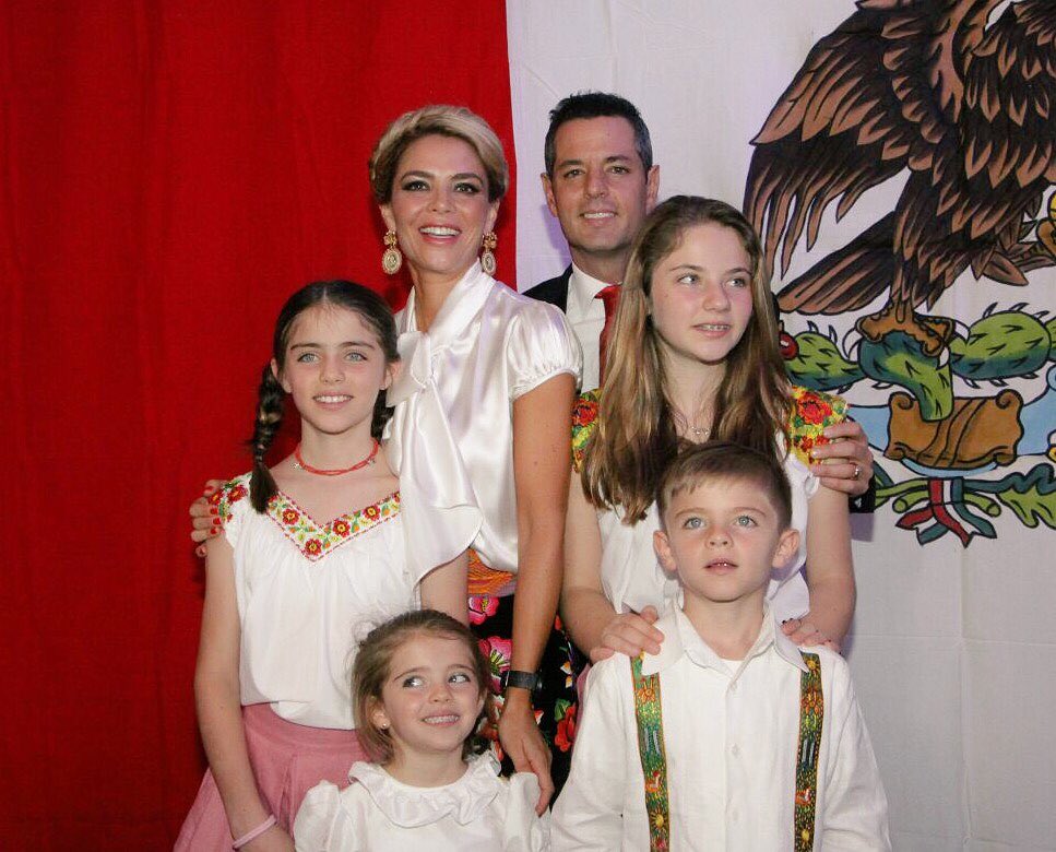 Alejandro Murat posa con su familia en el marco de su toma de posesión. 