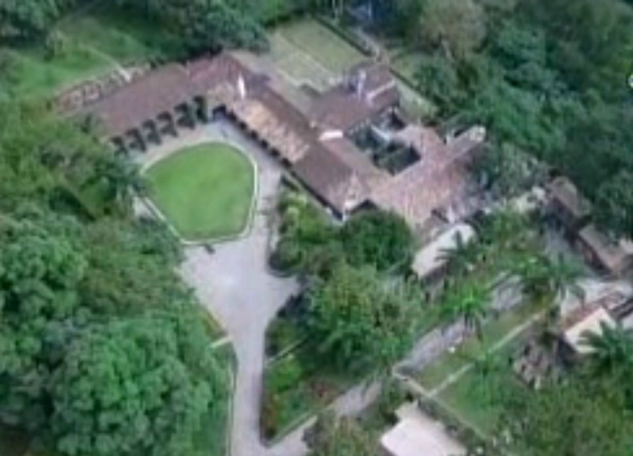La casa tiene alberca a la orilla de un río, dos canchas de tenis y 15 recámaras.