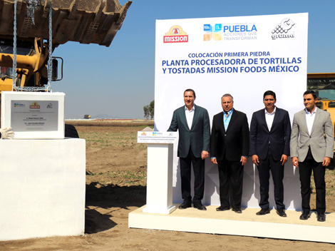 El director general y presidente de la empresa, Juan González Moreno, colocó la primera piedra de la planta de Mission-México junto al gobernador de P