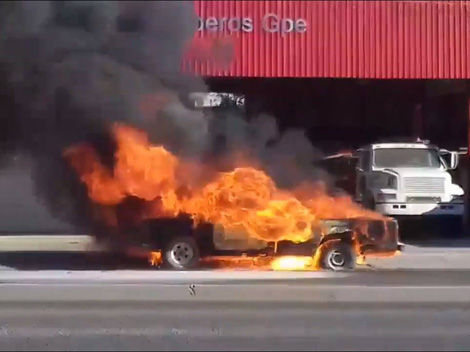 Por una falla mecánica el automóvil, modelo chevrolet, se incendió  