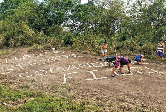 Grupo de guajiros escribe su despedida con piedras.