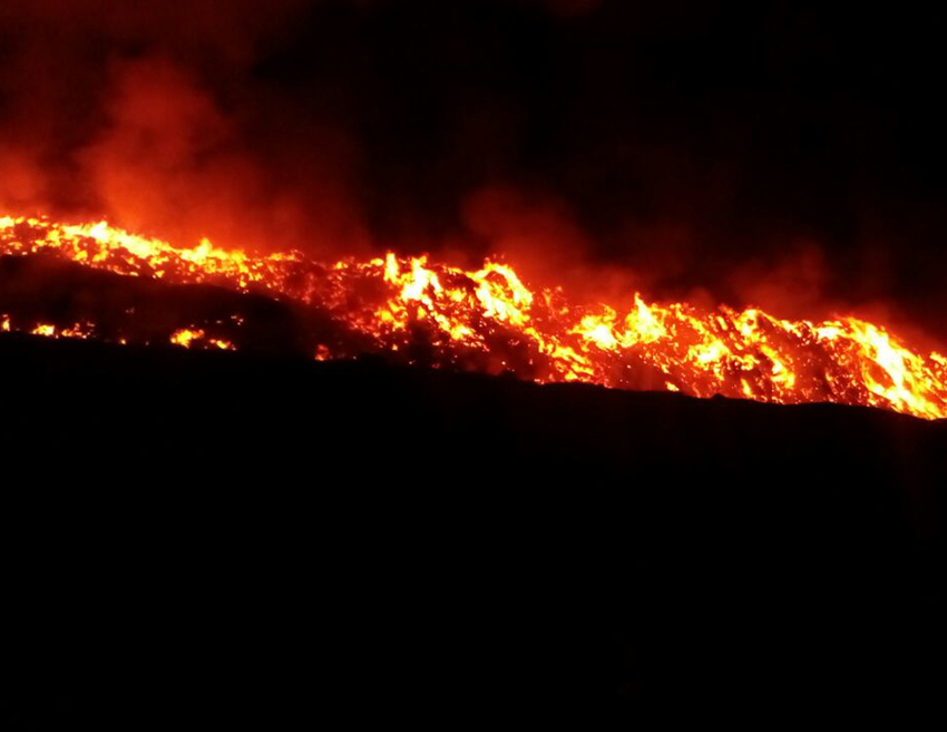 Esta noche, se registró el tercer incendio en una semana en el relleno sanitario de Gómez Palacio.