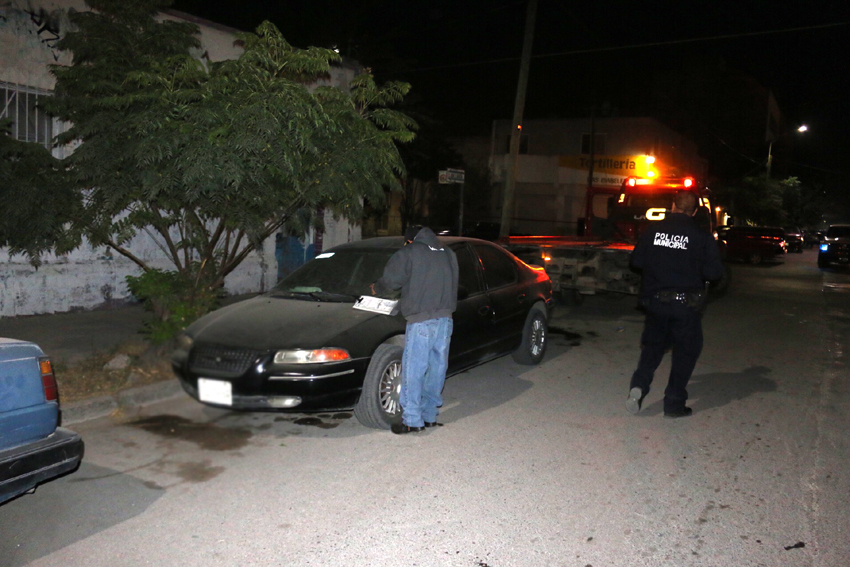 Los policías revisaron un carro color negro y al abrir la cajuela descubrieron a hombre envuelto en bolsas de plástico negras.