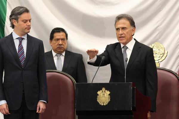 El secretario de Educación, Aurelio Nuño, asistió a la toma de protesta de Miguel Ángel Yunes como gobernador de Veracruz.