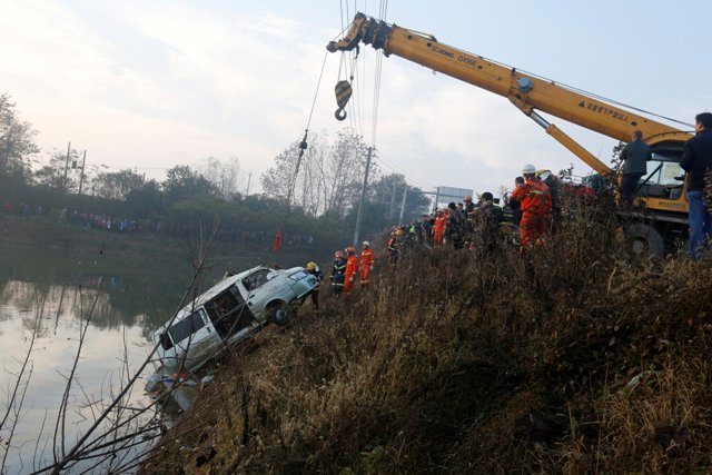 Una camioneta tipo Van se cayó dentro de un lago en China, lo que provocó la muerte de 18 personas. 