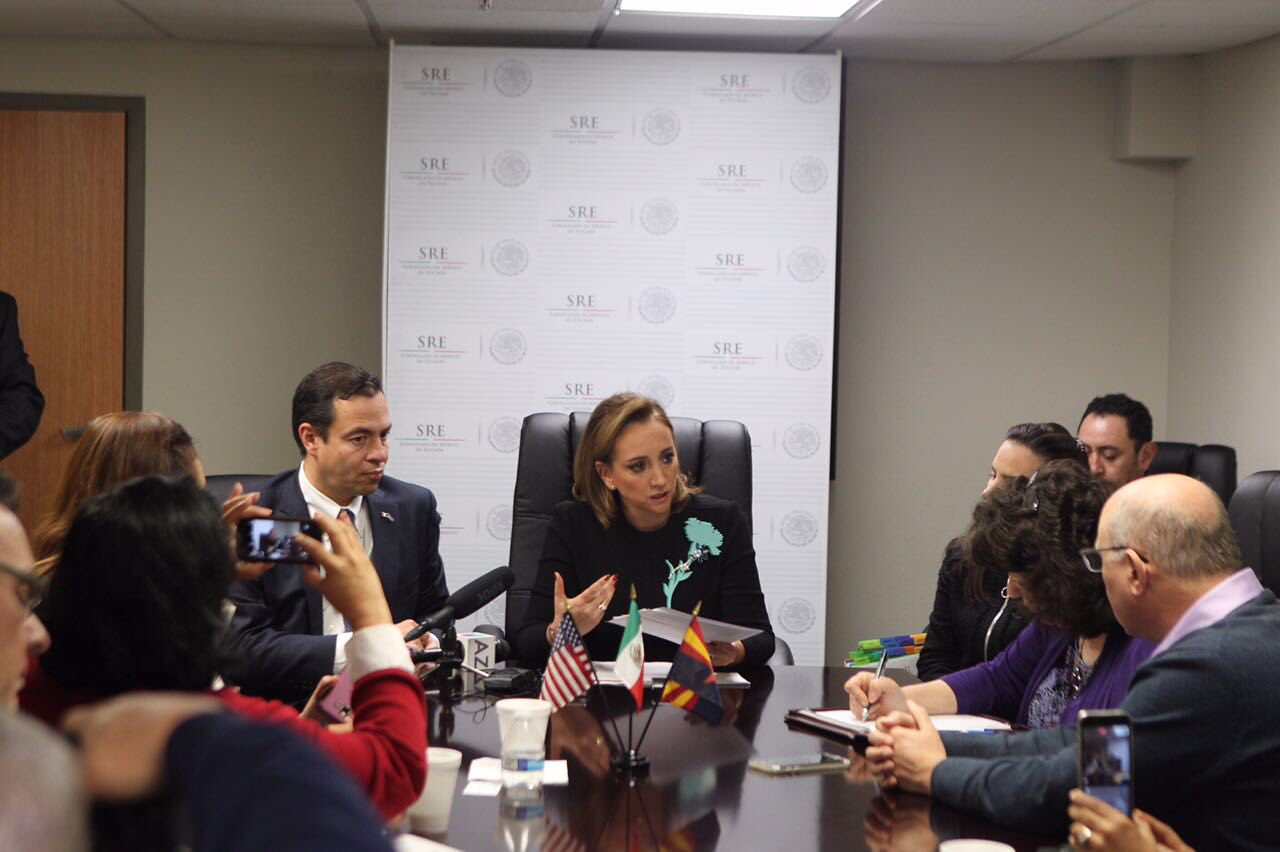 Claudia Ruiz Massieu dialoga con medios de Tucson sobre el TLCAN y la posición de México al respecto.