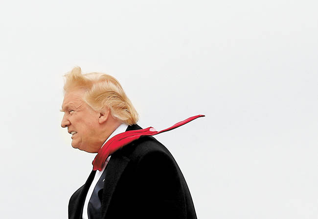 Donald Trump a su llegada ayer al aeropuerto de Indianápolis, en Indiana, donde arremetió contra Carrier. 