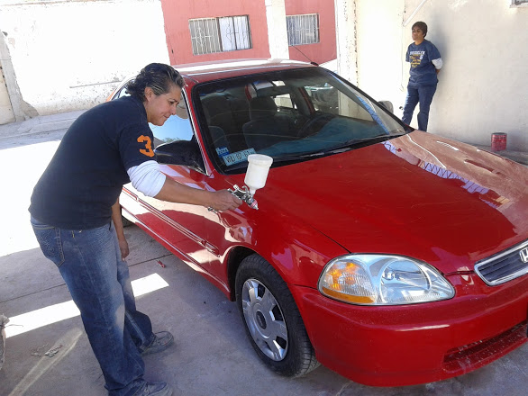 Dora Alicia Cisneros Rodríguez, trabaja en enderezado, reparación y pintura de autos.
