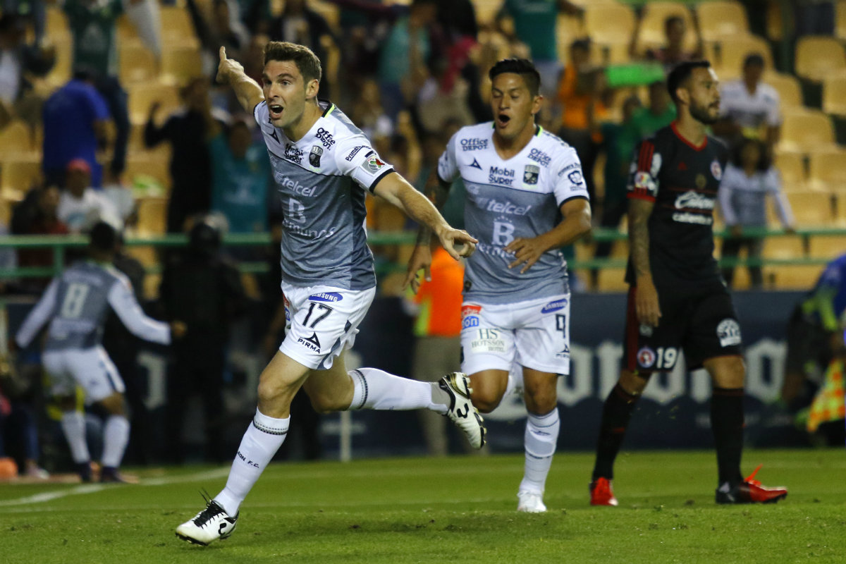 Mauro Boselli de León festeja un gol