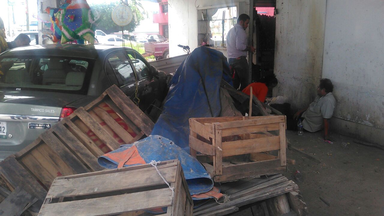 Auto se impacta con un comercio.
